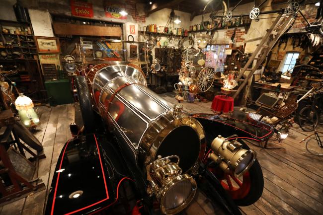 De nagebouwde garage van de familie Potts in het National Motor Museum