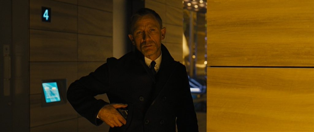 Acteur Daniel Craig is in Skyfall te zien in een jas van Billy Reid. De opnames werden gemaakt in Londen, een dubbellocatie voor Shanghai.