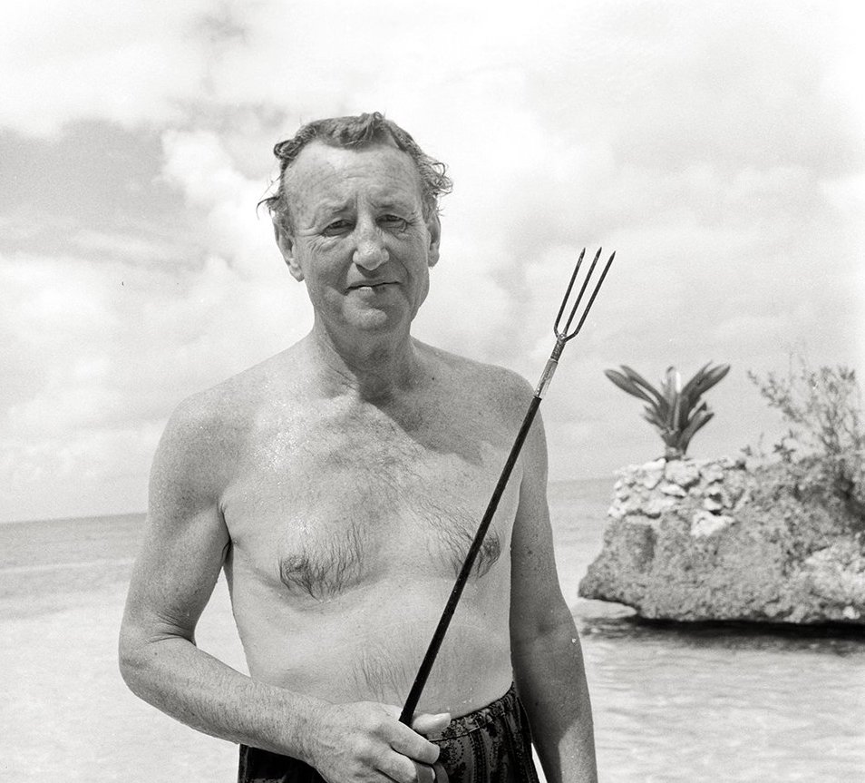 Ian Fleming op het strand van Jamaica, bij zijn woning GoldenEye